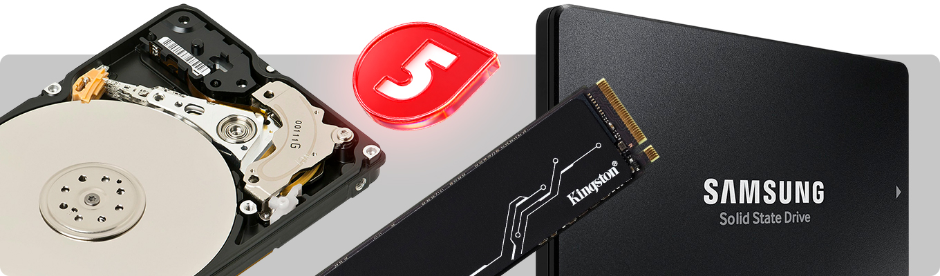 Жесткий диск HDD со снятой крышкой: магнитные пластины и головки, NVMe SSD M.2 Kingston и SATA SSD Samsung
